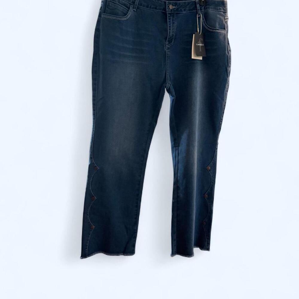 Flamingals dark wash jeans with a flattering fit #flattering #denim